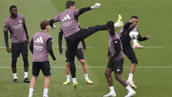 حارس مرمى ريال مدريد تيبو كورتوا أثناء التدريب
