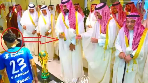 سلطان مندش يصافح ولي العهد السعودي أثناء حفل التتويج