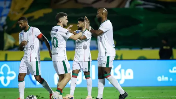 فريق الاتفاق يحتفل بالفوز على الخليج