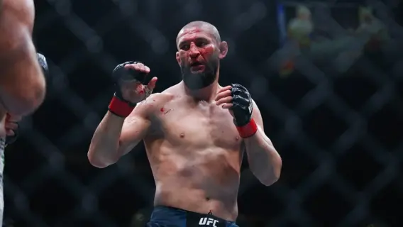 حمزة تشيمايف وشون ستريكلاند أثناء النزال
