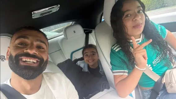 محمد صلاح وابنتيه