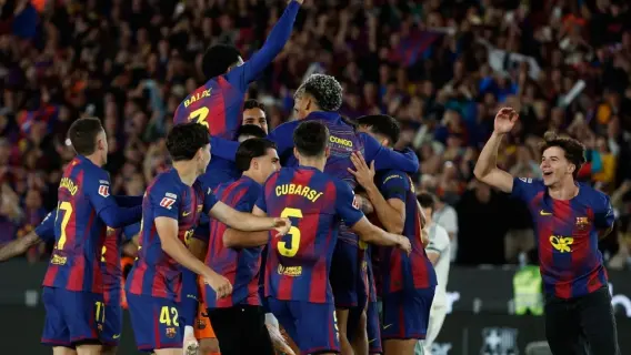 احتفال لاعبي برشلونة بالفوز في مباراة ضد ريال مدريد