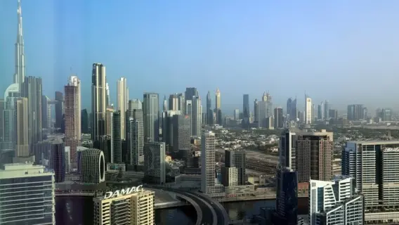 طلاب إماراتيون يعودون إلى مقاعد الدراسة