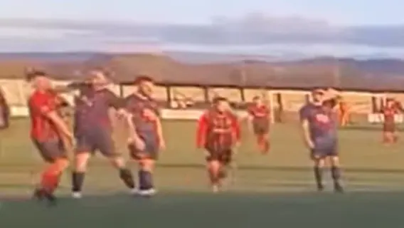 لاعب كرة قدم يوجه ضربة مرفق لخصمه في الملعب