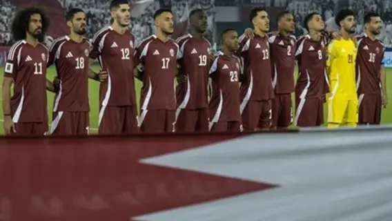 مدرب منتخب قطر جوليان لوبيتيغي مع اللاعبين
