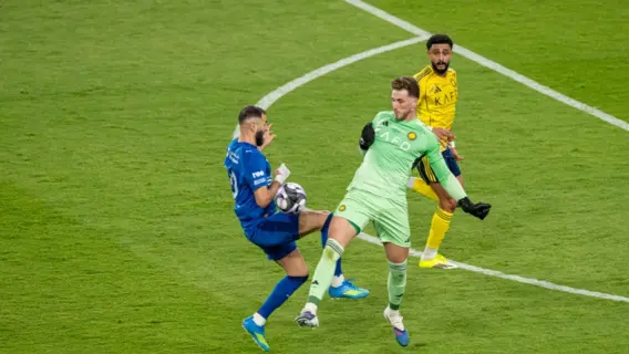 لقطة من مباراة كرة قدم بين فريقي النصر والهلال