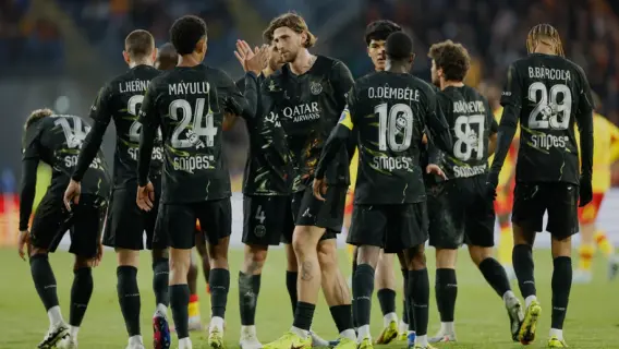 لاعبو باريس سان جيرمان يحتفلون بالفوز بالدوري