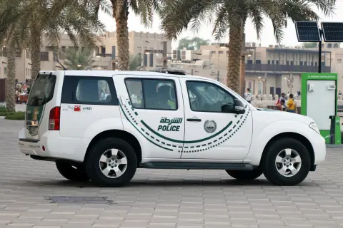 سيارة شرطة إماراتية أثناء أداء الواجب