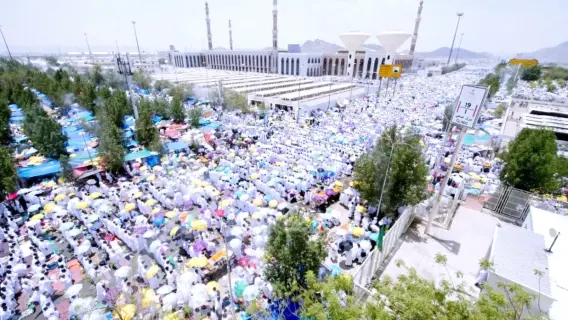 حجاج يؤدون الطواف حول الكعبة المشرفة في مكة المكرمة