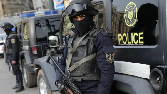سيارات الإسعاف تنقل ضحايا حادث إطلاق النار في أسيوط