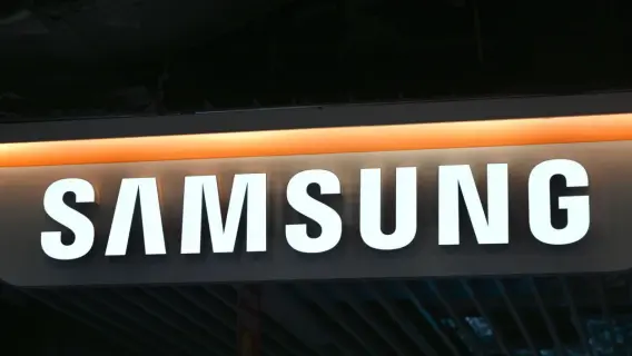 هاتف سامسونغ Galaxy Z Fold Wide مفتوح ومطوي