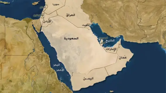 سفينة شحن بحري تنقل حاويات