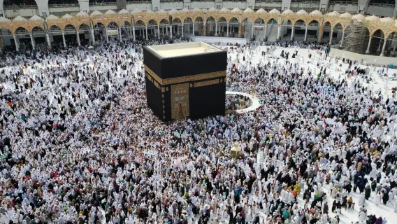 صورة للكعبة المشرفة تحت أشعة الشمس الساطعة
