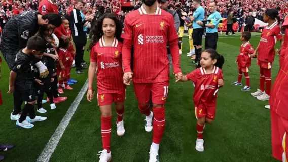 محمد صلاح مع ابنتيه في ملعب أنفيلد