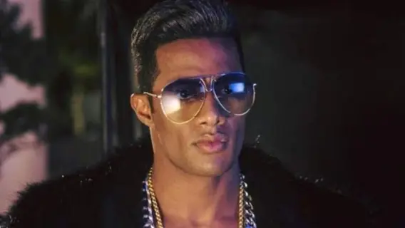 محمد رمضان يستعرض هاتفاً ذهبياً
