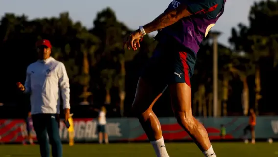كريستيانو رونالدو يرتدي زي منتخب البرتغال ويحتفل مع زملائه