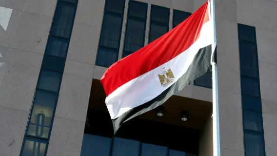علم مصر وعلم السعودية جنبًا إلى جنب