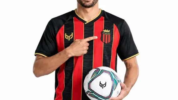 لاعب كرة القدم محمود حسن (تريزيغيه) يوقع لنادي الرياض