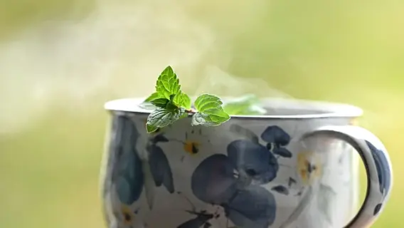 فنجان قهوة ساخنة ينبعث منه البخار