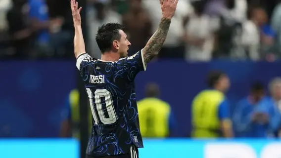 لاعبو منتخب الأرجنتين يحتفلون بالتأهل إلى نهائي كأس العالم 2026 بعد الفوز على إنجلترا.