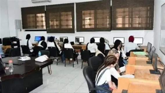 طلاب يؤدون اختبارات القدرات بفنون تطبيقية العاصمة