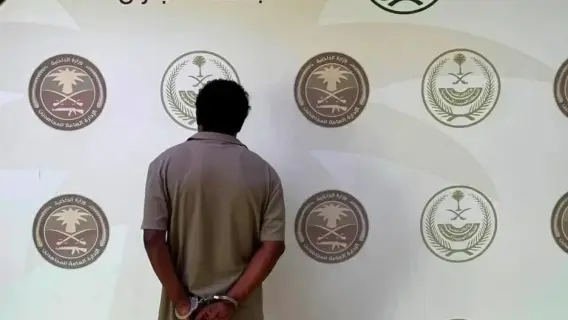دورية شرطة سعودية تقف أمام سيارة موقوفة