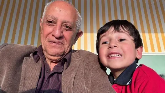 حسن المستكاوي برفقة حفيده سليم في مناسبة عيد ميلاده السادس
