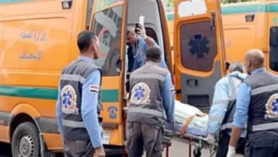 حادث انقلاب سيارة نقل محملة بالموز على طريق قنا الصحراوي الغربي