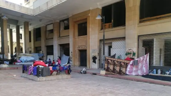 مبنى «العازارية»: النزوح يُغيِّر ملامح بيروت ويختصر حال النازحين ومأساتهم