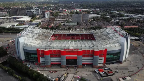 مشجعو مانشستر يونايتد يؤيدون بناء ملعب جديد بدل «أولد تري فورد»