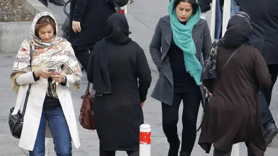 إيران تفتتح عيادات للصحة العقلية للنساء الرافضات للحجاب