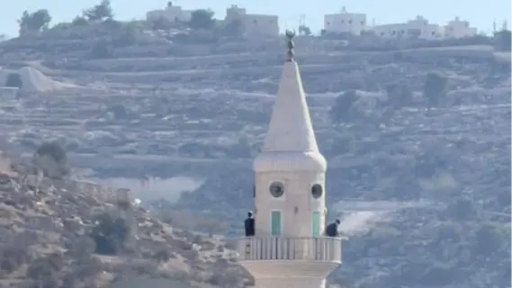 انتهاك للقدسية... مستوطنون يهاجمون مسجد ويبثون منه أغنيات عبرية