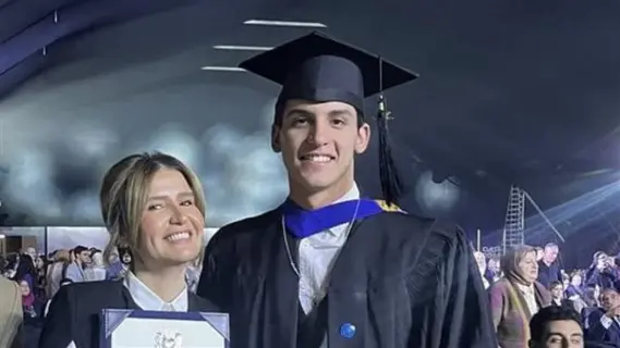 هنا شيحة تحتفل بتخرج ابنها آدم في إنجلترا: أنت أعظم إنجازاتي