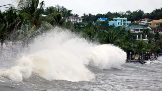 UAE Issues warning Against Typhoon Man-yi for Citizens in Philippines