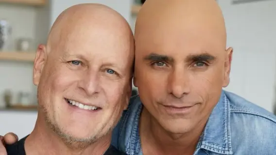 النجم العالمي "جون ستاموس" يثير الجدل بعد نشره صورة مع ديف كولير