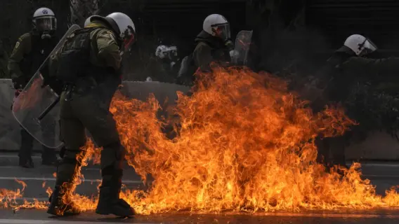 بسبب غلاء المعيشة إضرابات عامة في اليونان وتصادم عنيف مع الشرطة