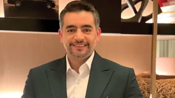 النجم هاني سلامة يتعرض لموقف محرج بسبب معجب في الشارع