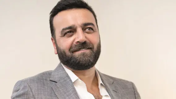 النجم السوري سامر المصري يحتفل بتحرير بلده بدموع الفرح