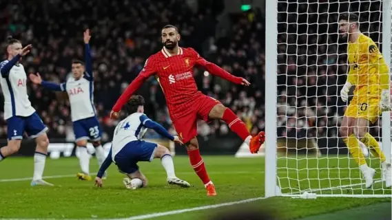محمد صلاح يثير الجدل مجددًا حول مستقبله مع ليفربول وينفي شائعات التجديد