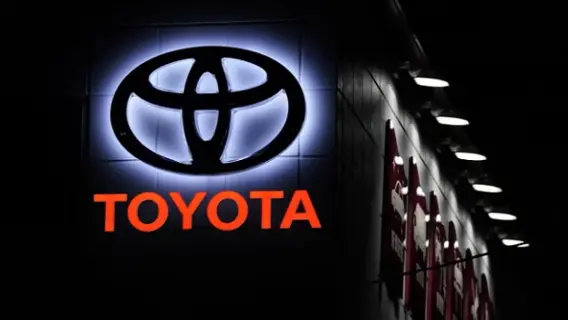 تويوتا تتفاعل مع السياسة الأمريكية... تبرع بمليون دولار لدعم تنصيب ترامب