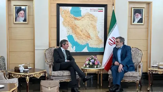 إيران والترويكا الأوروبية: خطوات نحو  محادثات جديدة في 13 يناير