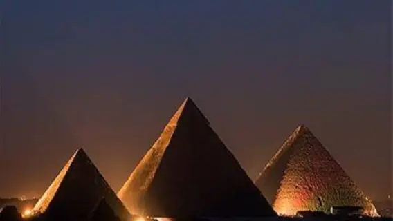 ظهور لون أسود يغطي أهرامات الجيزة يثير الجدل عبر مواقع التواصل