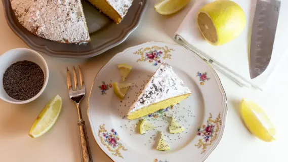 طريقة إعداد كيكة الزبادي الهشة بمكونات بسيطة من المنزل