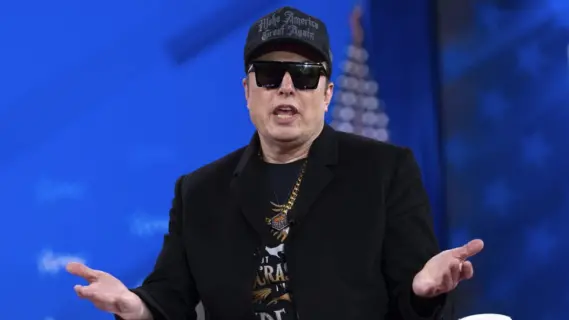 أكثر من 230 ألف كندي يطالبون بسحب جنسية إيلون ماسك