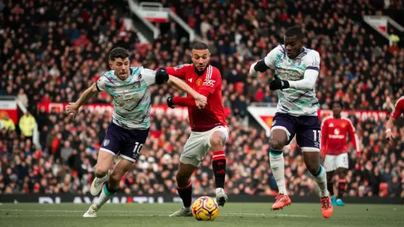 مانشستر يونايتد يعود إلى سكة الانتصارات في الدوري الإنجليزي