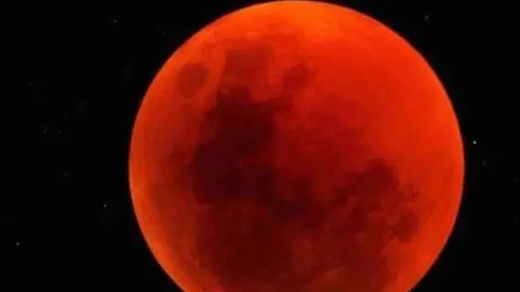 خسوف كلي للقمر يتحول خلاله إلى اللون الأحمر