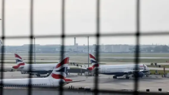 استئناف العمل في مطار هيثرو بعد حريق هائل، مع توقعات بتأخر الرحلات