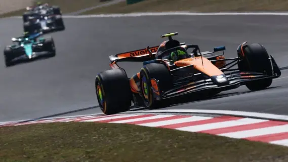 ماكلارين يبدأ موسم 2025 بفوز ثنائي ساحق في جائزة الصين الكبرى للفورمولا 1