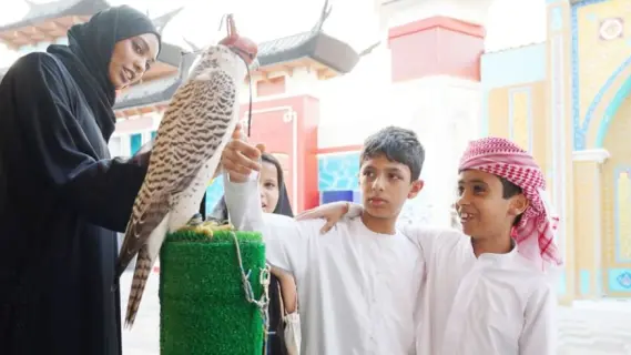 احتفاء مميز بطلبة المدارس في موسم الصقارة التعليمي