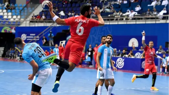 الكويت يحقق انتصاره الثالث عشر في الدوري التمهيدي لكرة اليد بفوز مثير على السالمية